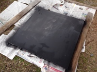 床面に設置する9mm厚の鉄板。黒いストーブに合わせて黒く塗装しました。